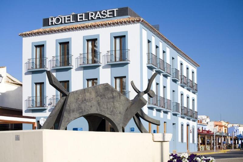 El Raset, hotel en primera línea de Paseo Marítimo del puerto de Dénia