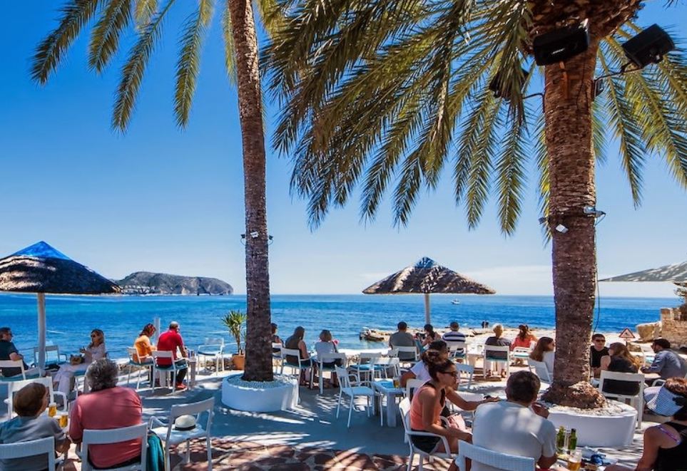 Chiringuito Algas Moraira: Un Paraíso de Playa en la Costa Blanca